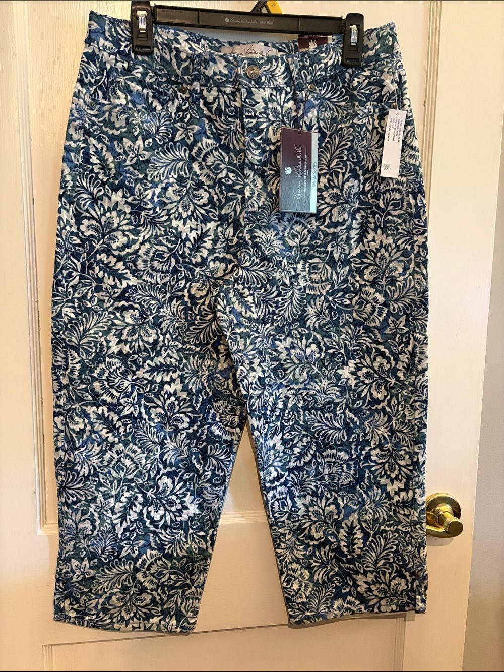 Gloria Vanderbilt Women’s Stretch Amanda Capris.
